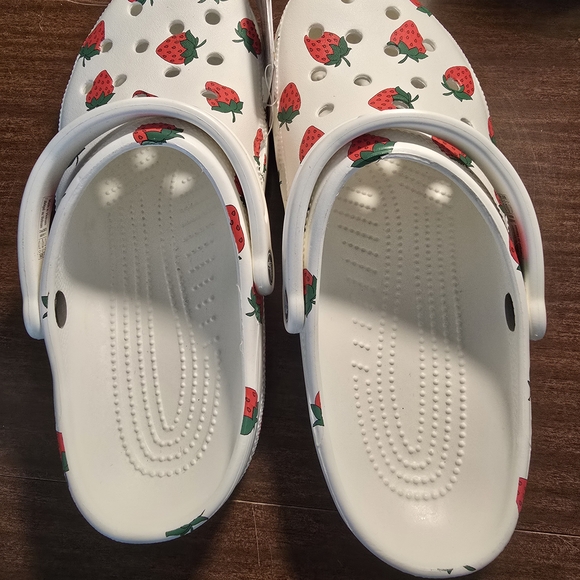 crocs strawberry vacay vibes limited edition celebrity favorite rare Size 11 - Picture 3 of 6